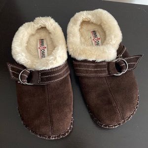 Minnetonka women’s Slippers # 40913 size 8